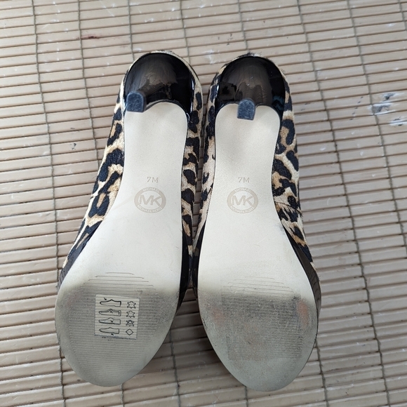 Michael Kors women's sz 7B platform 4" heels. Calf hair Leopard print pumps. 315 - Picture 10 of 10